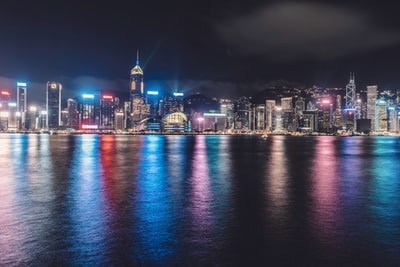 晚上点燃的建筑
